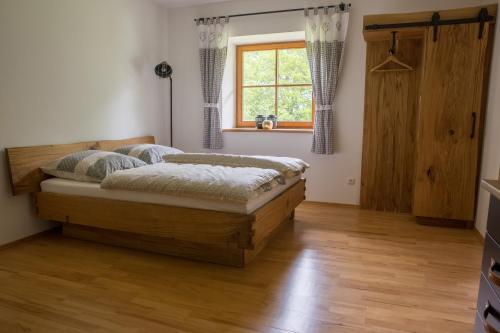 Säng eller sängar i ett rum på Bio-Bauernhof Eisele
