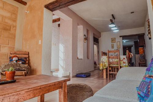 ein Wohnzimmer mit einem Sofa und einem Tisch in der Unterkunft casa79sancris in San Cristóbal de las Casas
