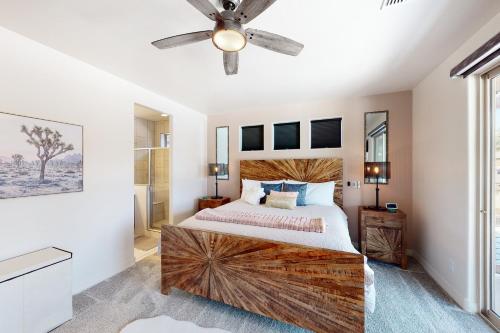 Un dormitorio con una cama grande y un ventilador de techo. en Getaway in the Sun, en Flagstaff
