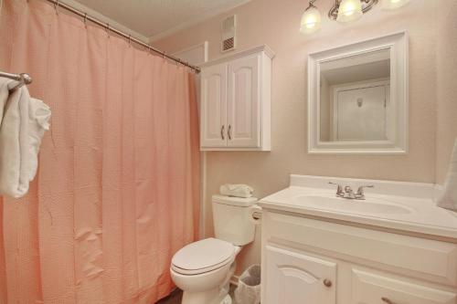 ein Badezimmer mit einem weißen WC und einem Waschbecken in der Unterkunft Myrtle Beach Resort A349 in Myrtle Beach