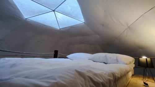 Katil atau katil-katil dalam bilik di Silence Glamp - Glamping Bieszczady