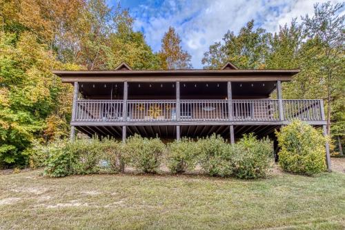 ピジョン・フォージにあるER26 - Sasquatch Inn - Great Location! Close To Town Resort Pool! cabinの庭に広いデッキがある家