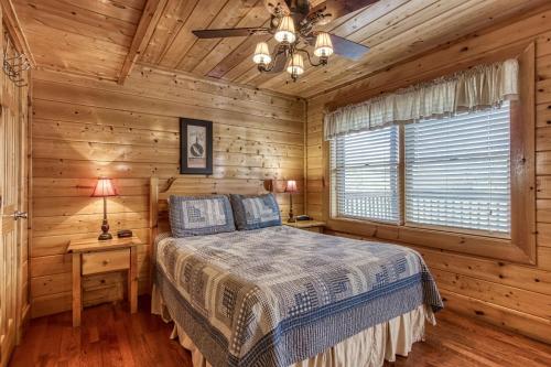 Giường trong phòng chung tại ERN864 - The Cedars - Great Location! Close To All The Action! cabin