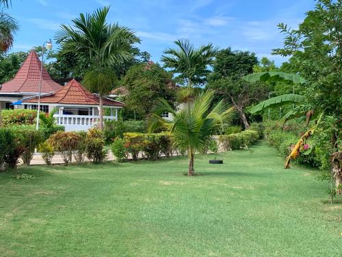 Taman di luar Whistling Villa Runaway Bay