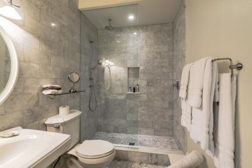 Ένα μπάνιο στο Woodbourne Inn