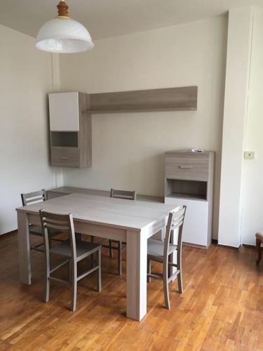 a table and chairs in a room with a kitchen at LA CASA DI AURORA in Ivrea