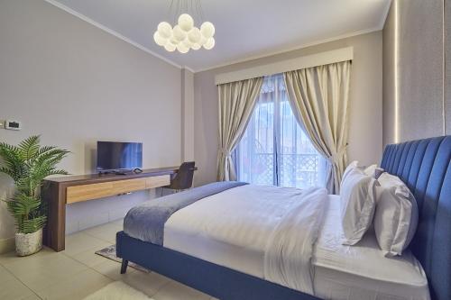 TV a/nebo společenská místnost v ubytování Golden homes Burj khalifa view Yansoon 1BR heart & Soul old town Beside Dubai mall Burjh Khalifa