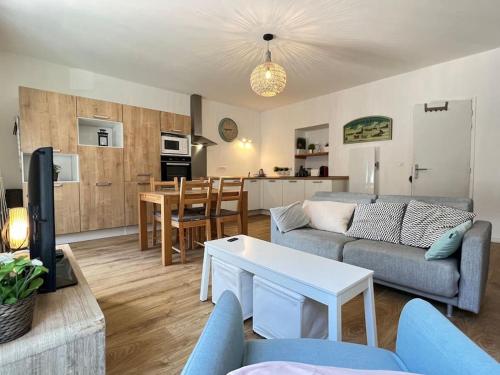 un salon avec un canapé et une table dans l'établissement Haut du village, T2 + alcôve 5p., à Cauterets