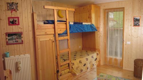 1 dormitorio con litera en una cabaña en le balze di Carisolo, trilocale con giardino, en Carisolo