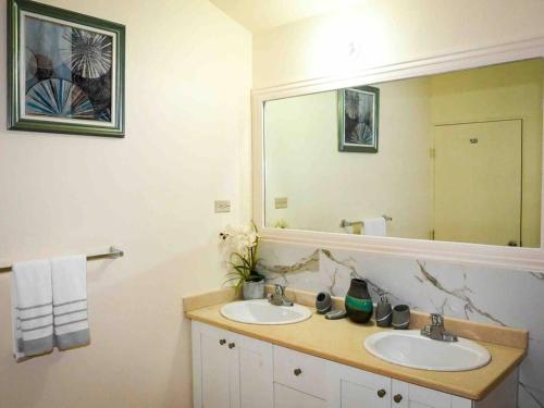 法爾茅斯的住宿－Simply Cassine，一间带两个盥洗盆和大镜子的浴室