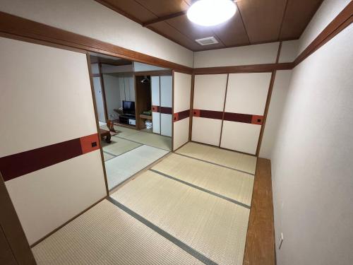 pusta szatnia z korytarzem z lustrem w obiekcie Nakamuraya Ryokan w mieście Sapporo