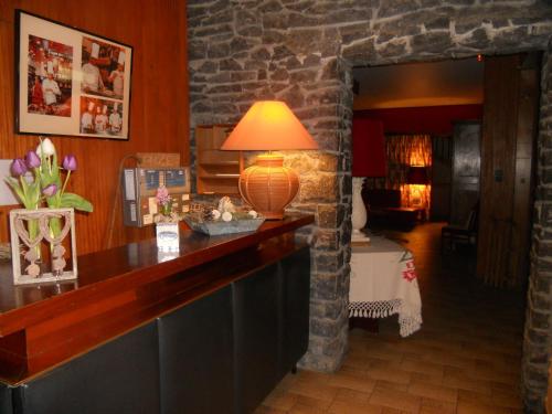 een woonkamer met een tafel met een lamp erop bij Hotel Bellevue in Ayse