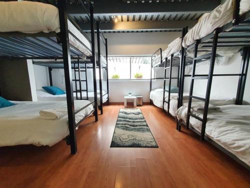 a room with four bunk beds and a wooden floor at Habitación para 8 personas en Polanco Literas in Mexico City
