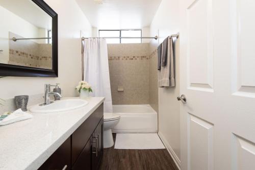 Baño blanco con lavabo y aseo en Prime Location 1-Bedroom with Balcony and Pool en Los Ángeles