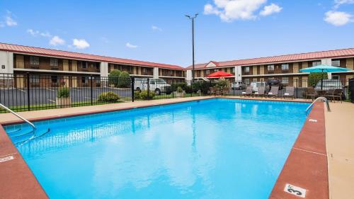 a large swimming pool in front of a hotel at Best Western Acworth Inn in Acworth