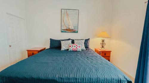 1 dormitorio con 1 cama azul y 2 mesitas de noche en Palmas 14b en Puerto Peñasco