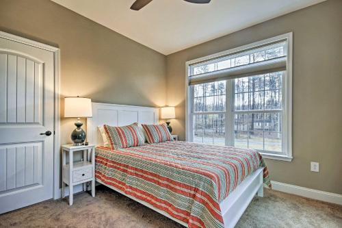 een slaapkamer met een bed en een raam bij Lake Anna Home with Dock and Private Shoreline! in Bumpass