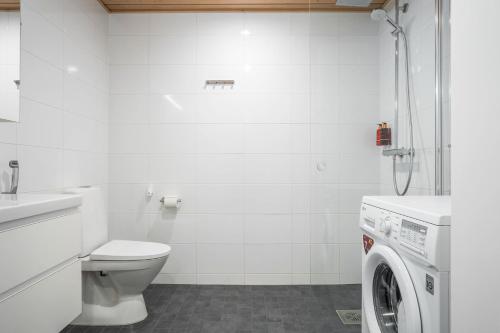 łazienka z toaletą i pralką w obiekcie Turun Blanka A14 w mieście Turku