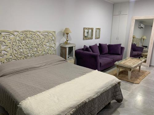 1 dormitorio con 1 cama grande y muebles morados en Depto Yrigoyen en San Pedro