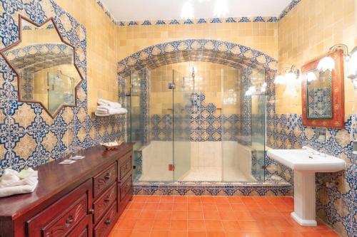 a bathroom with a shower and a sink at Hotel Racquet Cuernavaca in Cuernavaca