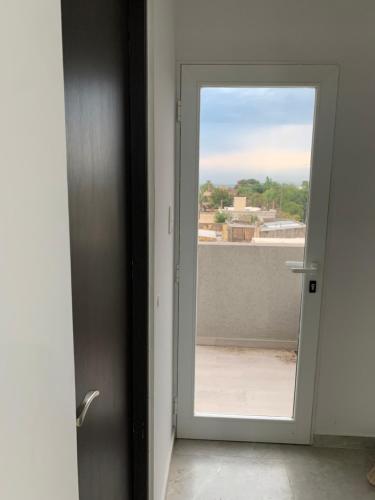 una puerta que da a una ventana con vistas en Depto Yrigoyen en San Pedro