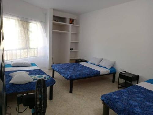 um quarto com duas camas e uma câmara em Casa Entre Los Arboles +Piscina em Nariño