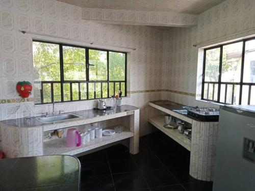 uma casa de banho com um lavatório e uma janela em Casa Entre Los Arboles +Piscina em Nariño
