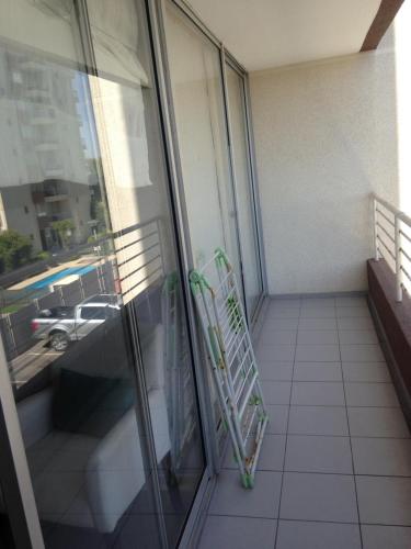 un balcone con un portasciugamani accanto a una finestra di Departamentos Diario En La Serena a La Serena