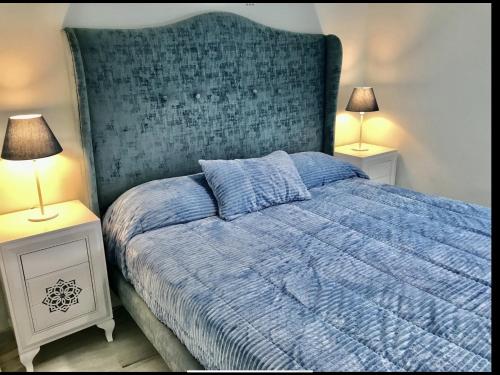 1 dormitorio con 1 cama azul y 2 lámparas en MI CAPRICHO B12 - Beachfront Apartment- Costa del Sol, en Mijas Costa