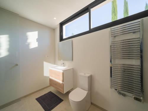 Ένα μπάνιο στο Luxury Villa Near Las Colinas