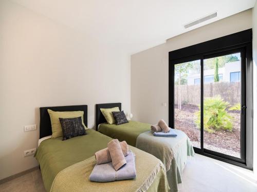 Ένα ή περισσότερα κρεβάτια σε δωμάτιο στο Luxury Villa Near Las Colinas