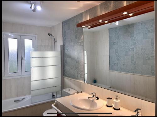 y baño con lavabo y espejo. en MI CAPRICHO B12 - Beachfront Apartment- Costa del Sol, en Mijas Costa