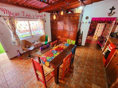 - un salon avec une table et des chaises ainsi qu'une salle à manger dans l'établissement LA CASITA YALI, à San Martín de las Pirámides