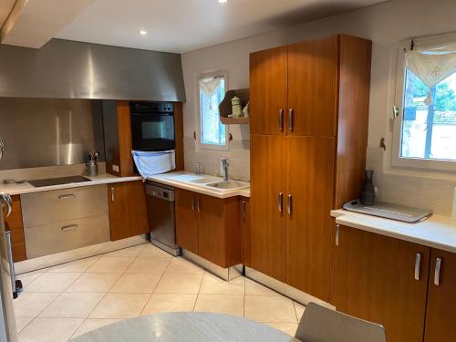 Dapur atau dapur kecil di Belle demeure à 1h20 de Paris avec piscine chauffée, 19 pers