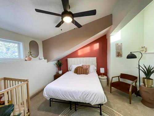 een slaapkamer met een wit bed en een plafondventilator bij Fun 4 BR Rexburg Retreat and Game Room, Sleeps 12 in Rexburg