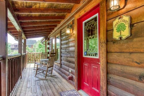 een rode deur op de veranda van een hut bij Little Slice of Heaven -1BR 1BA Close to Town and Resort Amenities cabin in Pigeon Forge