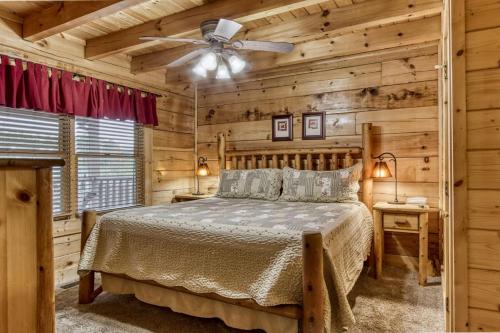 Ένα ή περισσότερα κρεβάτια σε δωμάτιο στο ERN819 - Mountain Majesty - Great Location! Close to All the Action! cabin