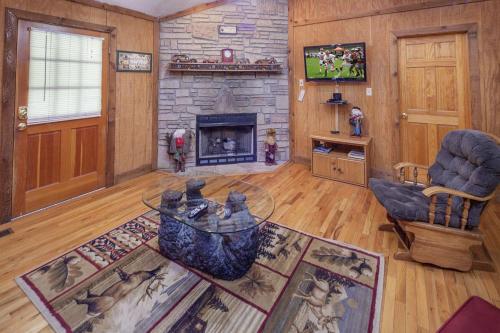 Televiisor ja/või meelelahutuskeskus majutusasutuses ER31 - Grandma And Granpaws Place - Great Location - Close to Parkway in PF cabin