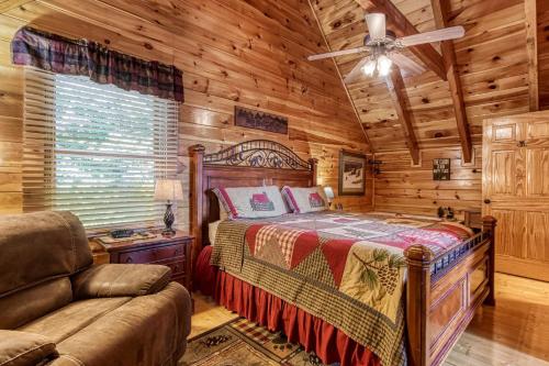 Ένα ή περισσότερα κρεβάτια σε δωμάτιο στο Majestic Mountain View - Great Location! - Convenient to Everything! cabin