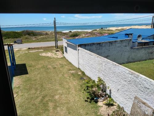 Aussicht aus einem Fenster eines Hauses mit einer Wand in der Unterkunft Mar in La Paloma