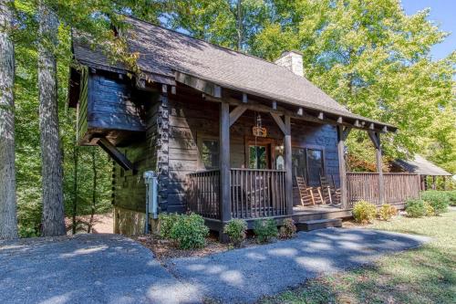 ER84 - Serenity Summit - Great location, Close to all the action! cabin في بيدجن فورج: كوخ خشبي صغير به شرفة وباب أمامي
