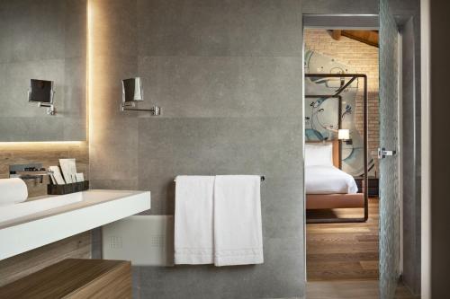 Ένα ή περισσότερα κρεβάτια σε δωμάτιο στο Casa Clàt - Boutique Hotel