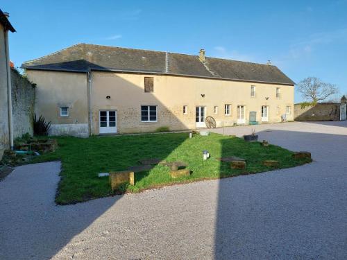 Pleasant holiday home in Isigny sur Mer with garden