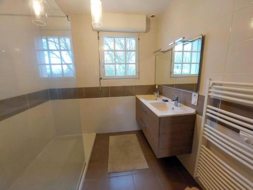 uma casa de banho com um lavatório e um espelho em Breton cottage in a quiet location with fireplace, Plouenan em Plouénan