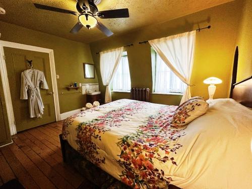 a bedroom with a bed and a ceiling fan at B&B Au Petit Roi in Quebec City