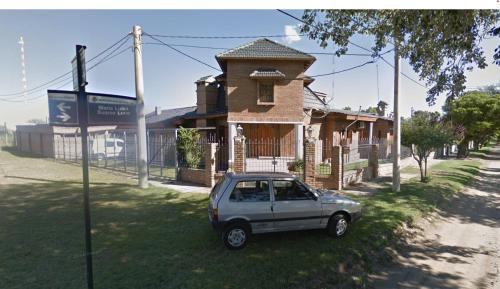 un pequeño coche aparcado frente a una casa en Habitaciones el Beto en San Luis
