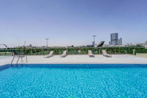 Piscina en o cerca de Spacious Condo near Dubai Butterfly Garden with Pool, King Bed, Gym, Wi-Fi