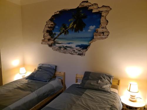 2 camas en una habitación con espejo en la pared en Gîte Zen, en Carnoules