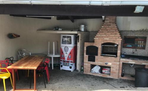 uma cozinha com um forno de pizza numa garagem em Casa com Piscina Canto do Forte - Praia Grande na Praia Grande