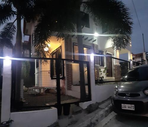 un coche aparcado delante de una casa por la noche en A sea view 3 bedroom beach vacation home, en Camudmud